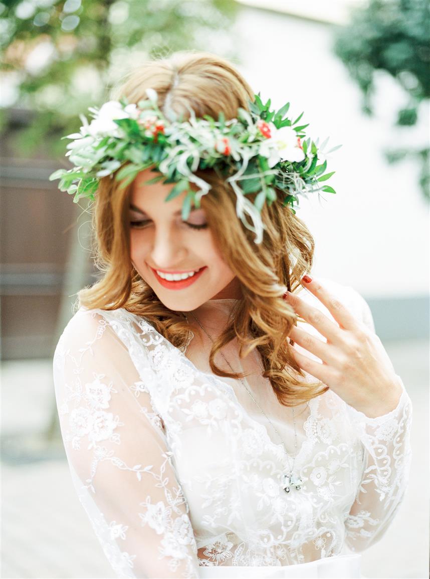 10 Beautiful & Creative Alternatives To Traditional Bridesmaid Bouquets - Flower Crowns