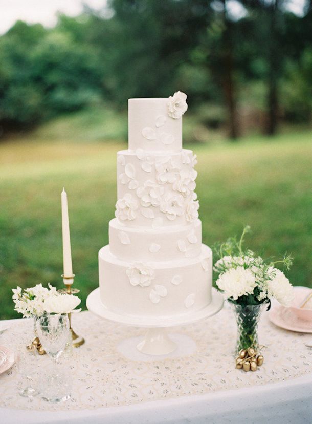 5 Beautiful Spring Wedding Cake Ideas - White