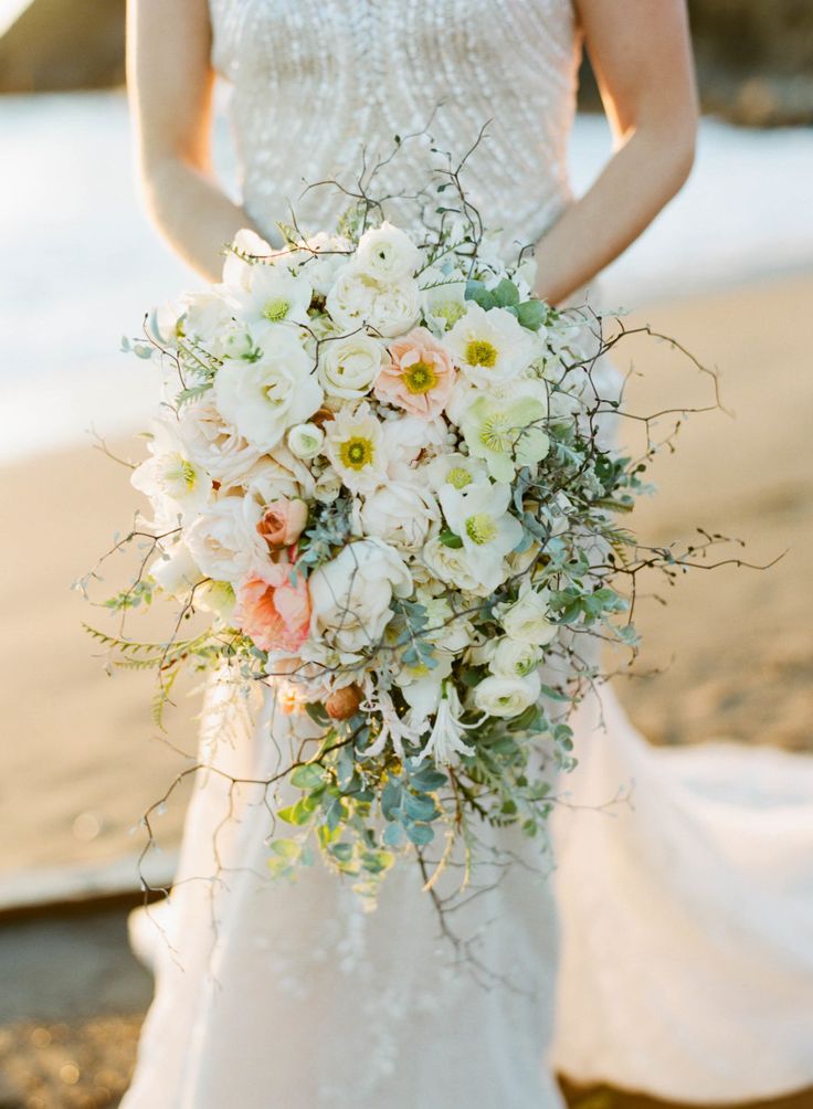 Cascading Bouquet – 20 Beautiful Art Deco Bridal Bouquets