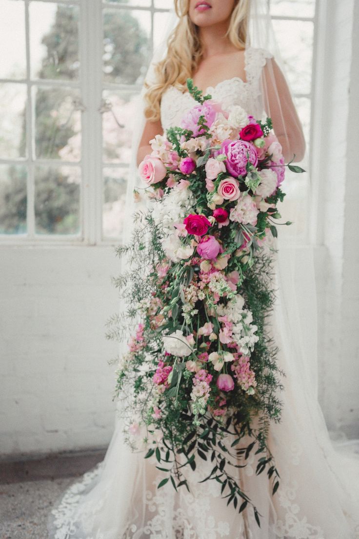Extravagant Cascading Bouquet – 20 Beautiful Art Deco Bridal Bouquets