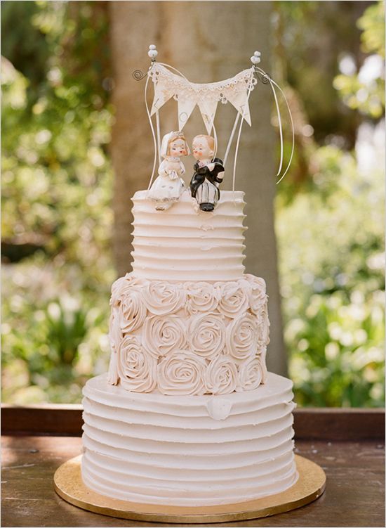 20 delicious and delightful ideas for the modern bride looking to add a little 1950s charm to your wedding cake!