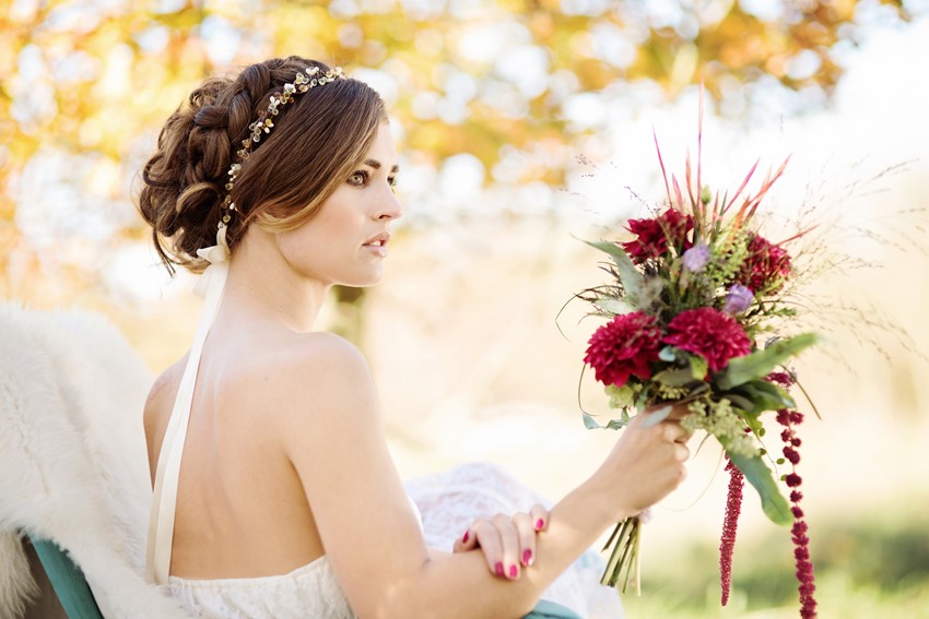 Autumn Bride - Picnic in the Woods - Cozy and Romantic Autumn Wedding Inspiration