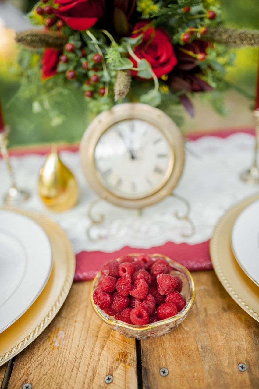 Vintage Tablescape - Boho Vintage Wedding Inspiration in Red, Green & Gold