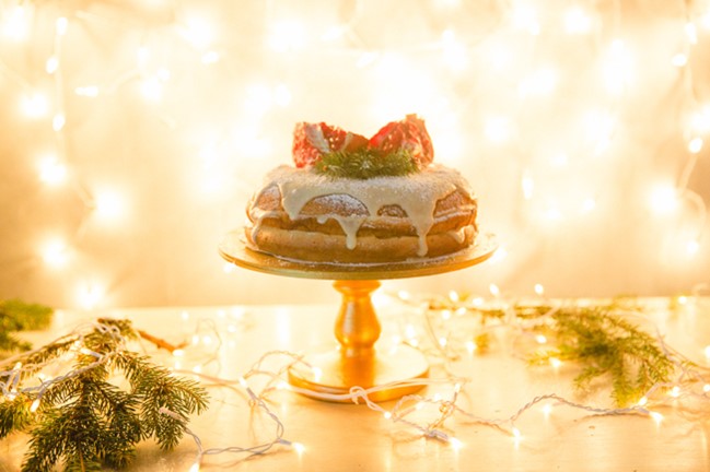 Christmas Wedding Cake - A Cosy Christmas Wedding Inspiration Shoot in Red, Green & White from WarmPhoto