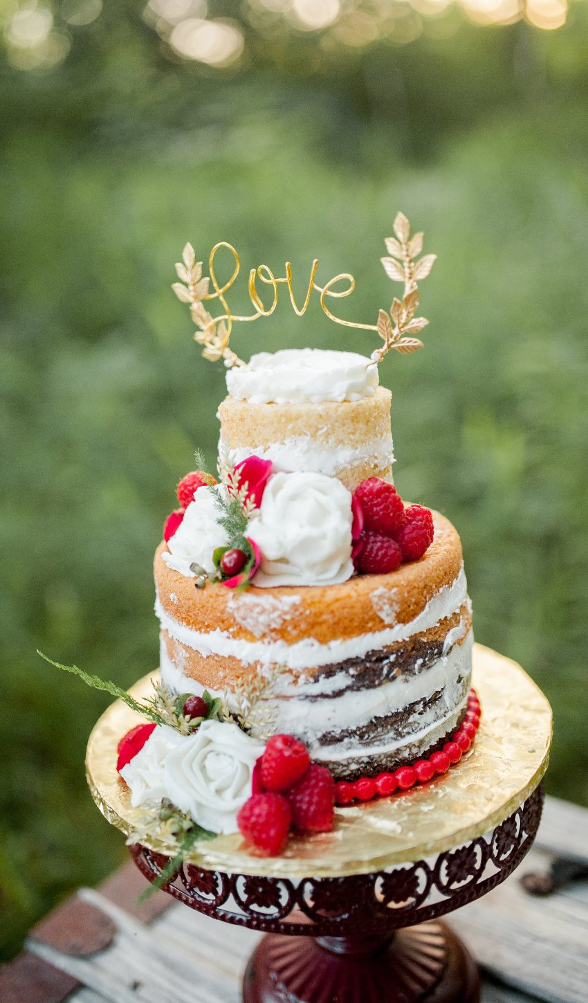 Naked Wedding Cake - Boho Vintage Wedding Inspiration in Red, Green & Gold