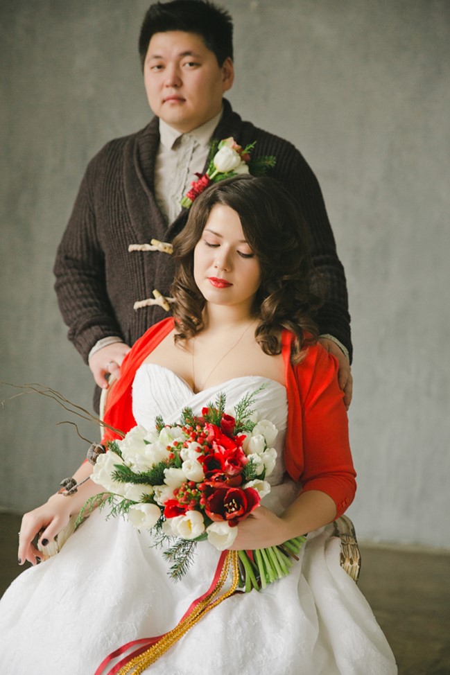 Christmas Bride & Groom - A Cosy Winter Wedding Inspiration Shoot in Red, Green & White from WarmPhoto