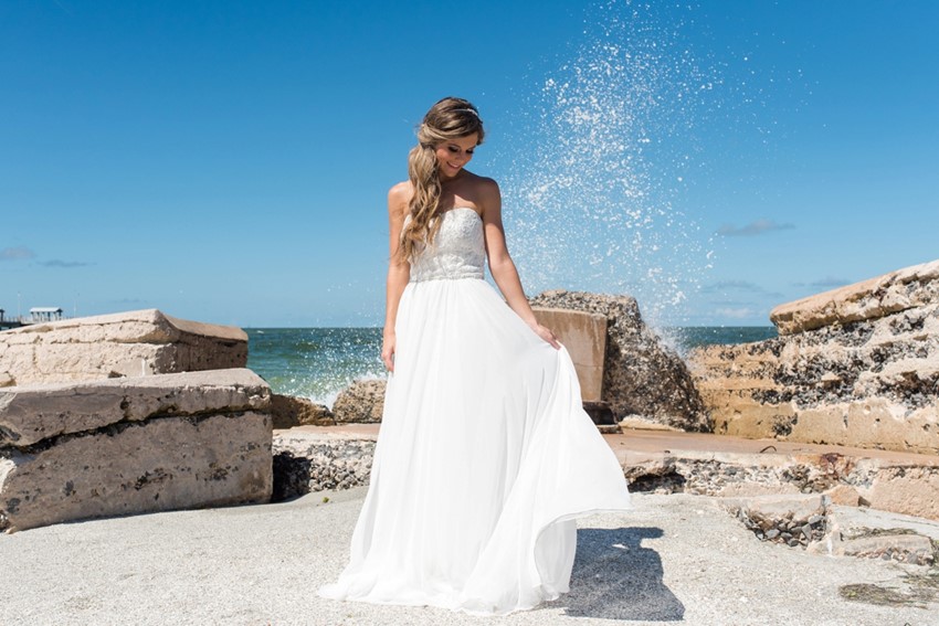 Coastal Bride // Photography by Caroline & Evan Photography