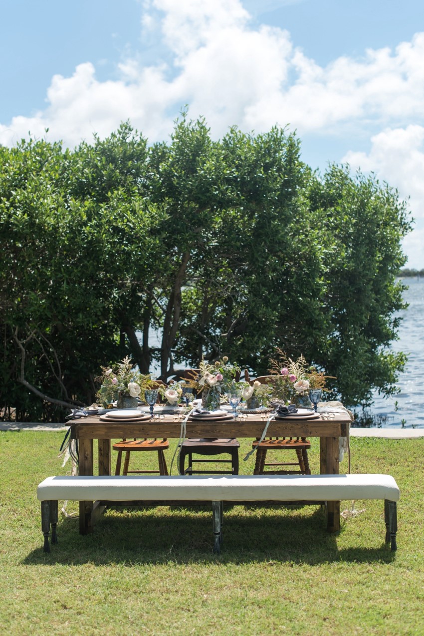 Coastal Wedding Tablescape // Photography by Caroline & Evan Photography