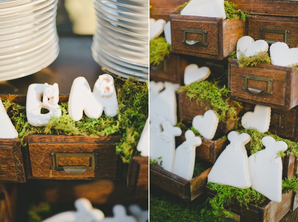 Vintage Wedding Dessert Table // Photography by Onelove Photography http://www.onelove-photo.com