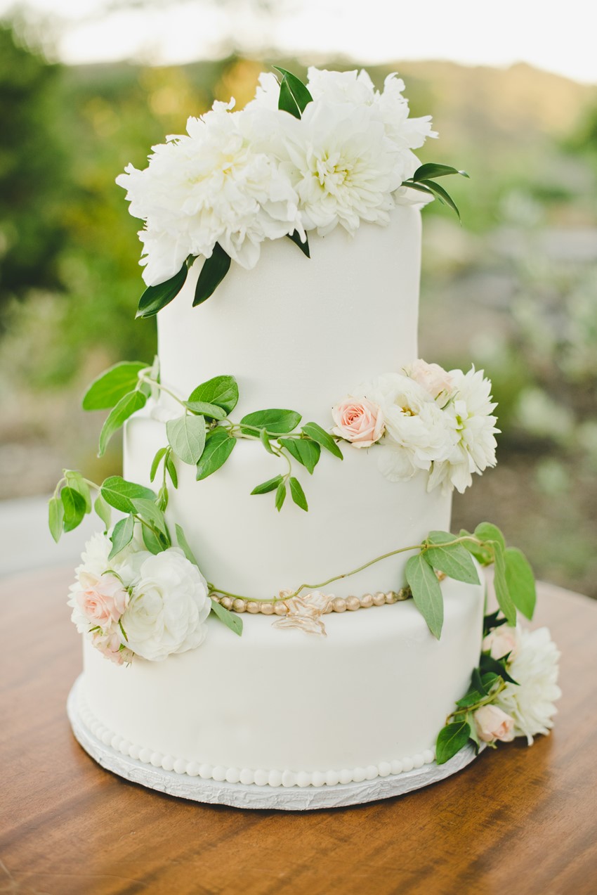 Elegant Summer Wedding Cake // Photography by Onelove Photography http://www.onelove-photo.com