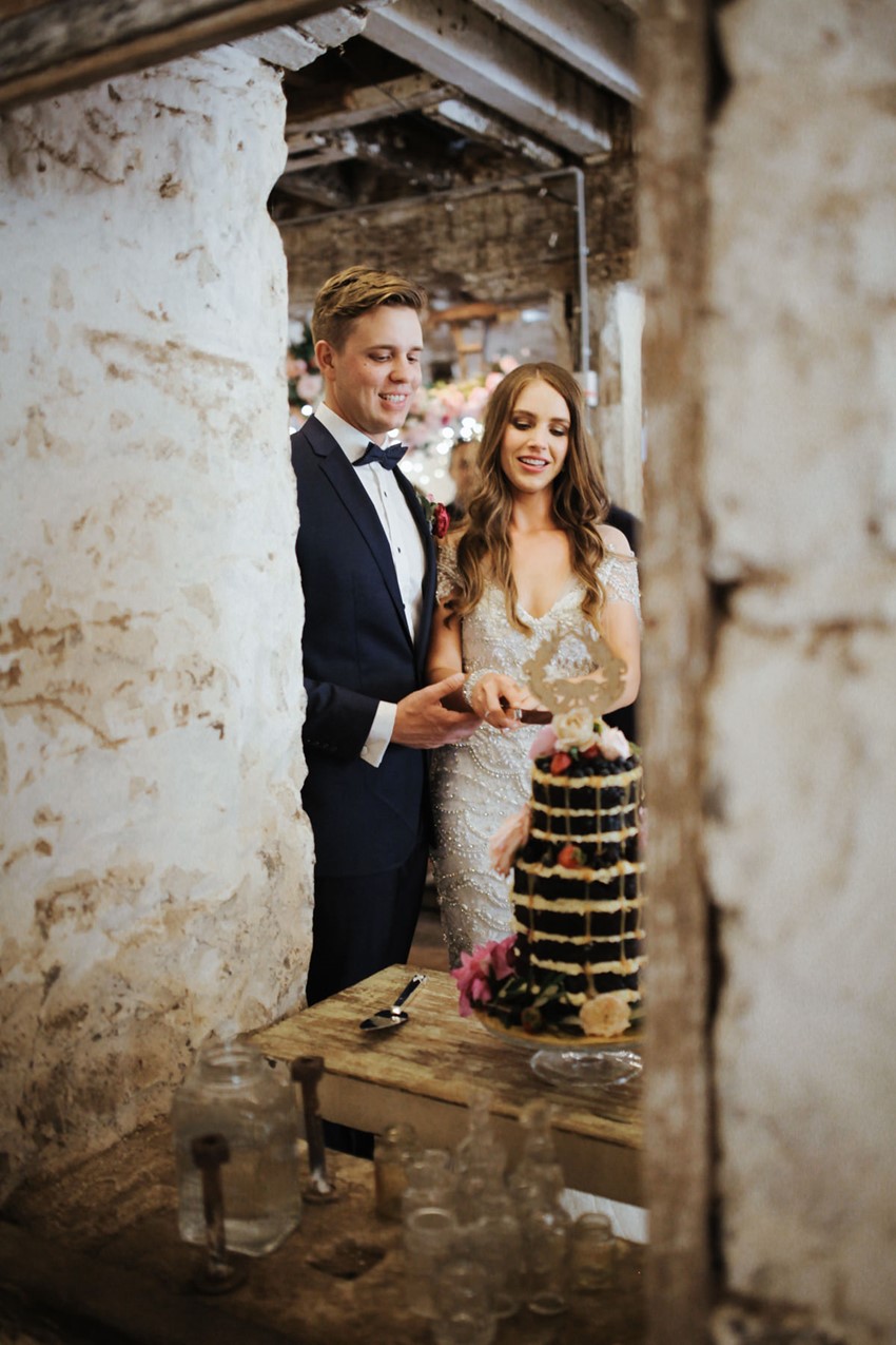 Cutting the Wedding Cake // Photography by Brown Paper Parcel