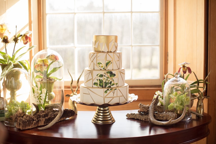 Modern Vintage Green & White Wedding Cake // Photography ~ Nataschia Wielink