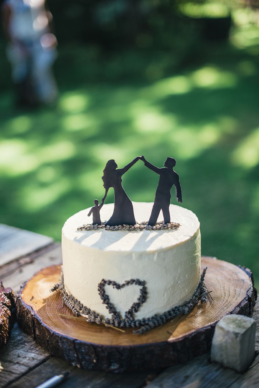 Single Tier Wedding Cake with Silhouette Wedding Cake Topper