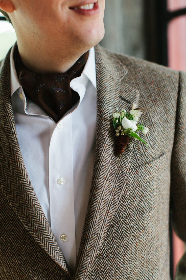 10 Ways to Style Your Groom Vintage - Cravat