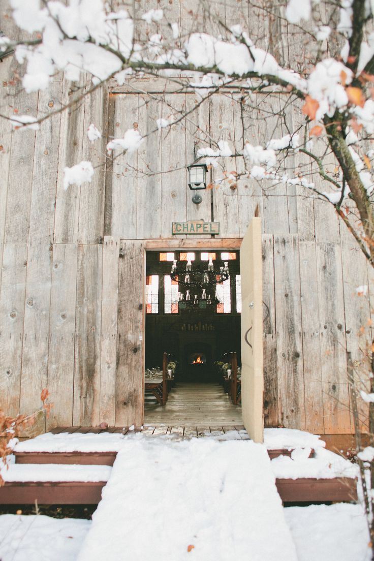 Winter Wedding Venue - A Vintage Fur Cape for a Romantic Snowy Winter Wedding