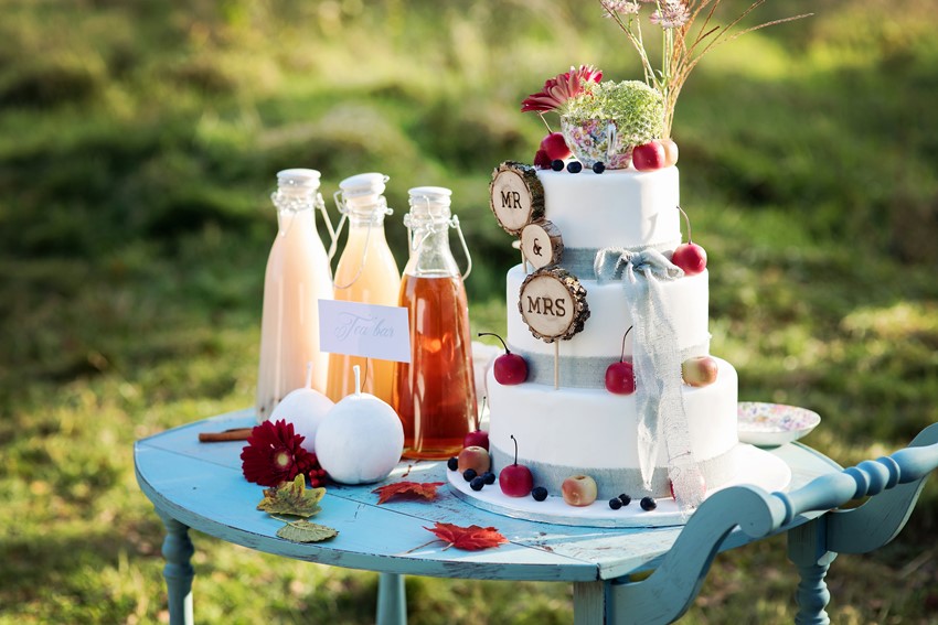 Rustic Vintage Wedding Cake - Picnic in the Woods - Cozy and Romantic Autumn Wedding Inspiration