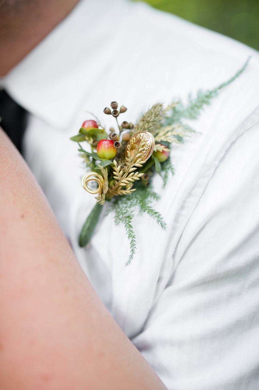 Boutonniere - Boho Vintage Wedding Inspiration in Red, Green & Gold