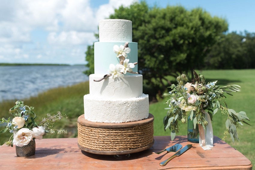 Chic Coastal Wedding Cake // Photography by Caroline & Evan Photography