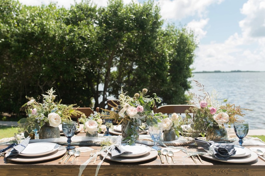 Coastal Wedding Tablescape // Photography by Caroline & Evan Photography