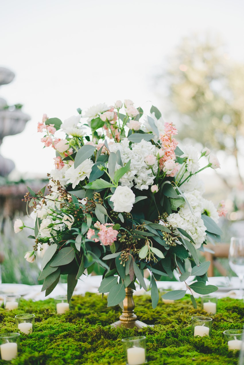 Lush Summer Wedding Centrepiece // Photography by Onelove Photography http://www.onelove-photo.com