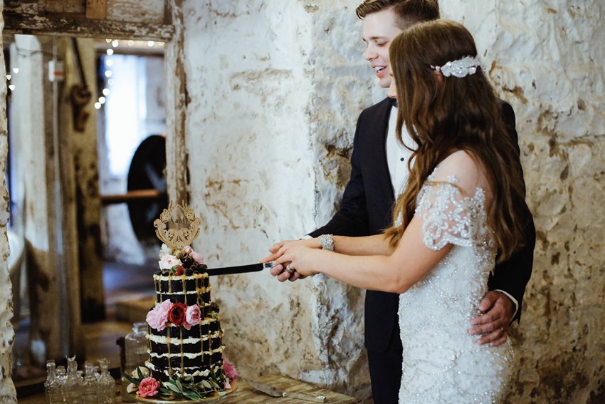 Cutting the Wedding Cake // Photography by Brown Paper Parcel