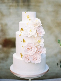 Romantic Flower Iced Wedding Cake // Photography ~ Chymo More