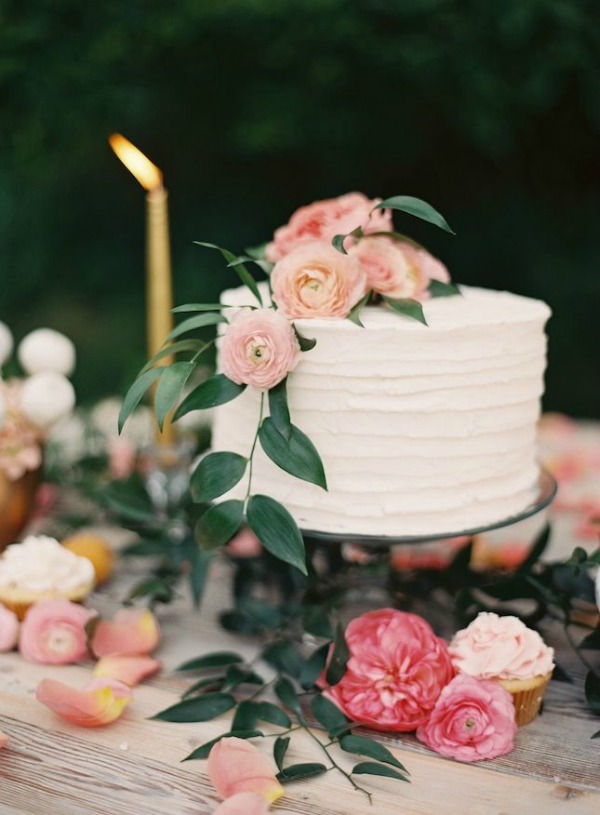 Pretty Single Tier White Wedding Cake