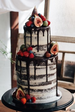 20 of the Yummiest Chocolate Wedding Cakes - Chic Vintage Brides : Chic ...