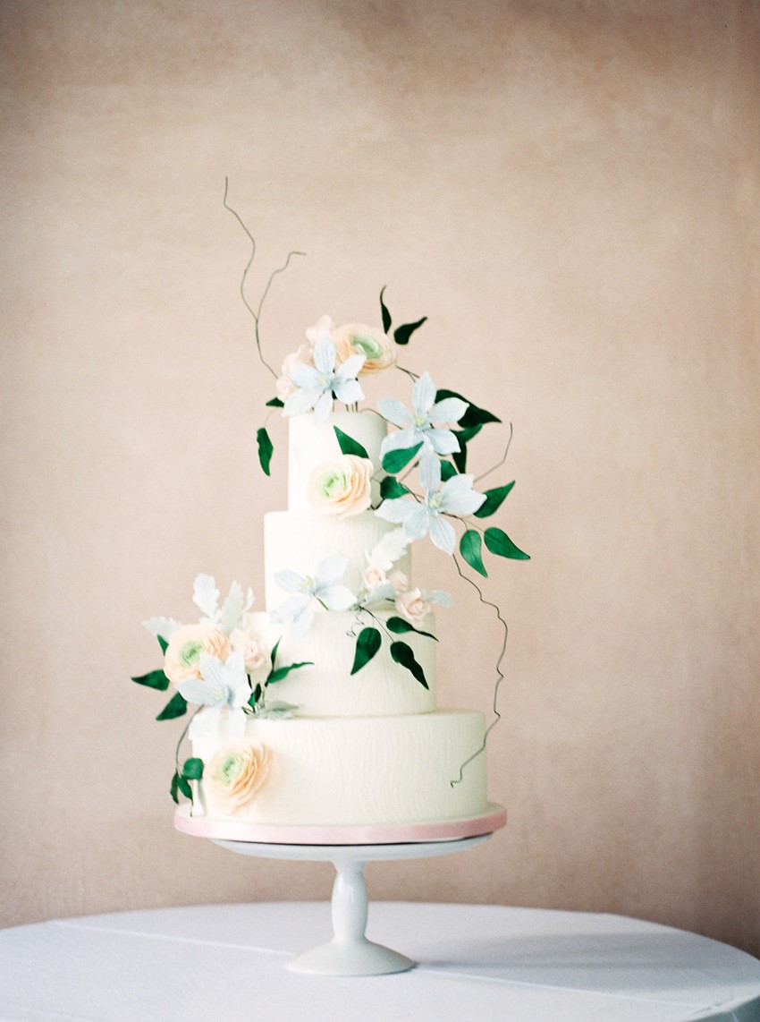 Oh so pretty floral wedding cake // Photography ~ Eden Willow Photography