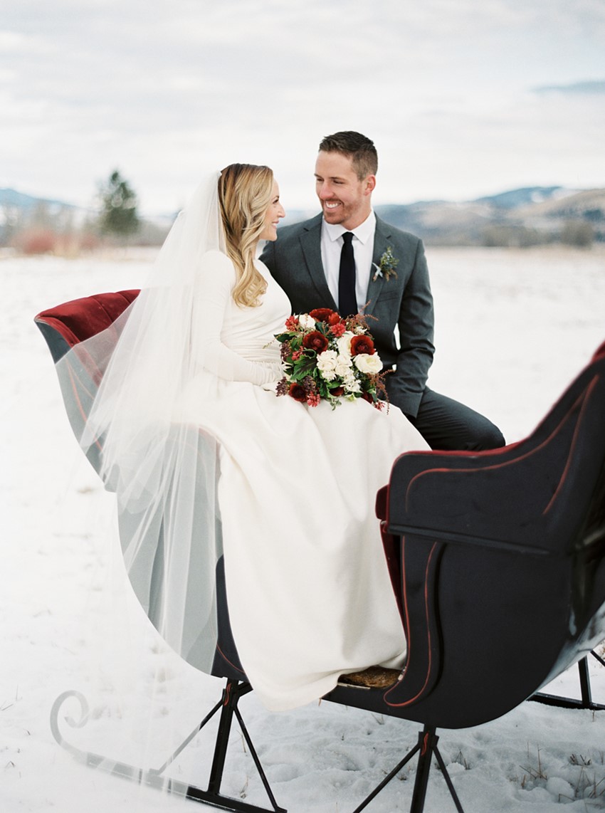 Horse drawn carriage for a romantic Snowy Winter wedding // Photography ~ Rebecca Hollis Photography
