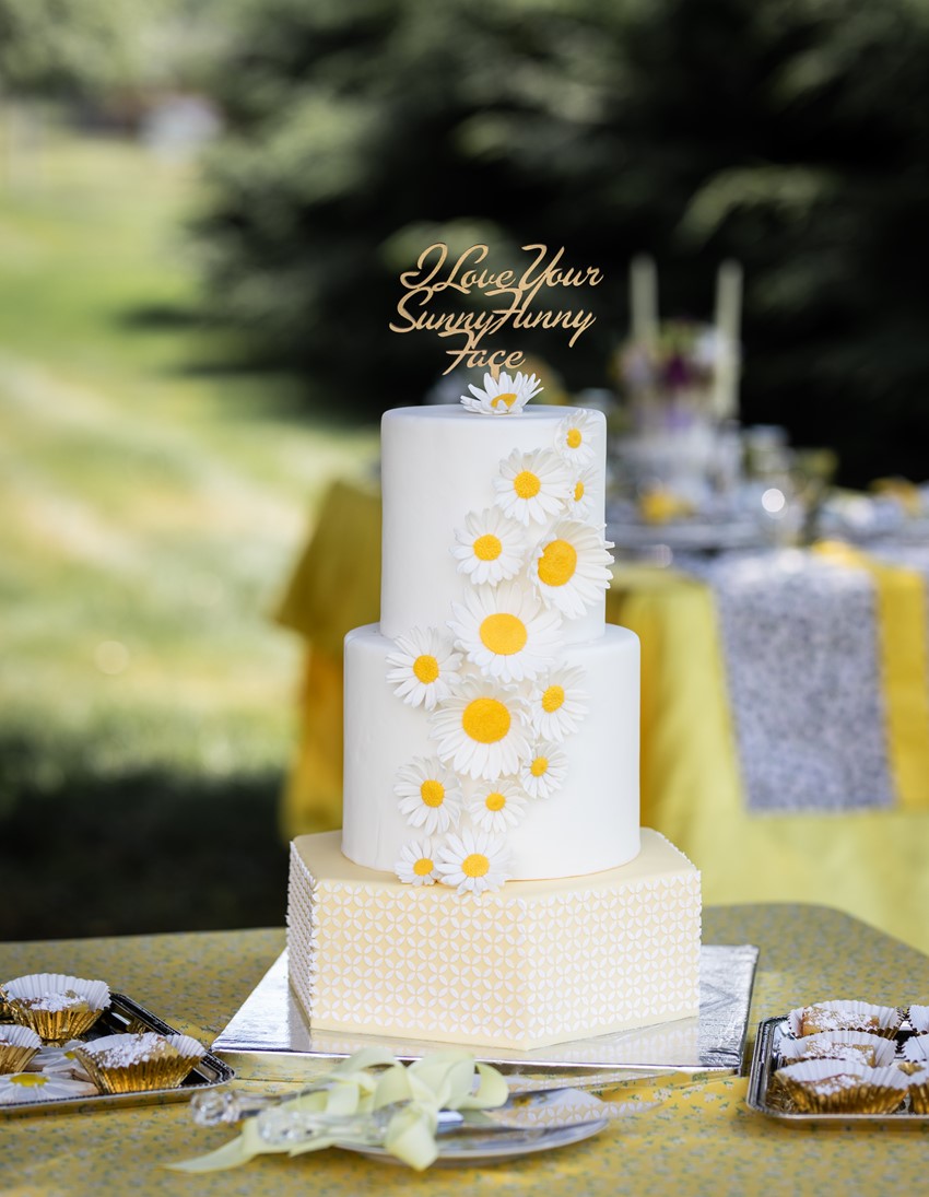 Summer Daisy Wedding Cake