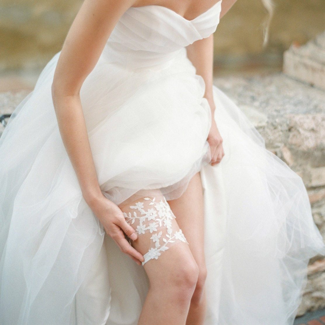 21 Gorgeous Garters for the Modern Bride - Chic Vintage Brides : Chic  Vintage Brides